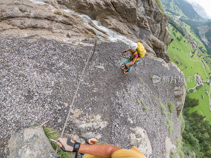 Via Ferrata上的年轻女性正在攀爬岩石